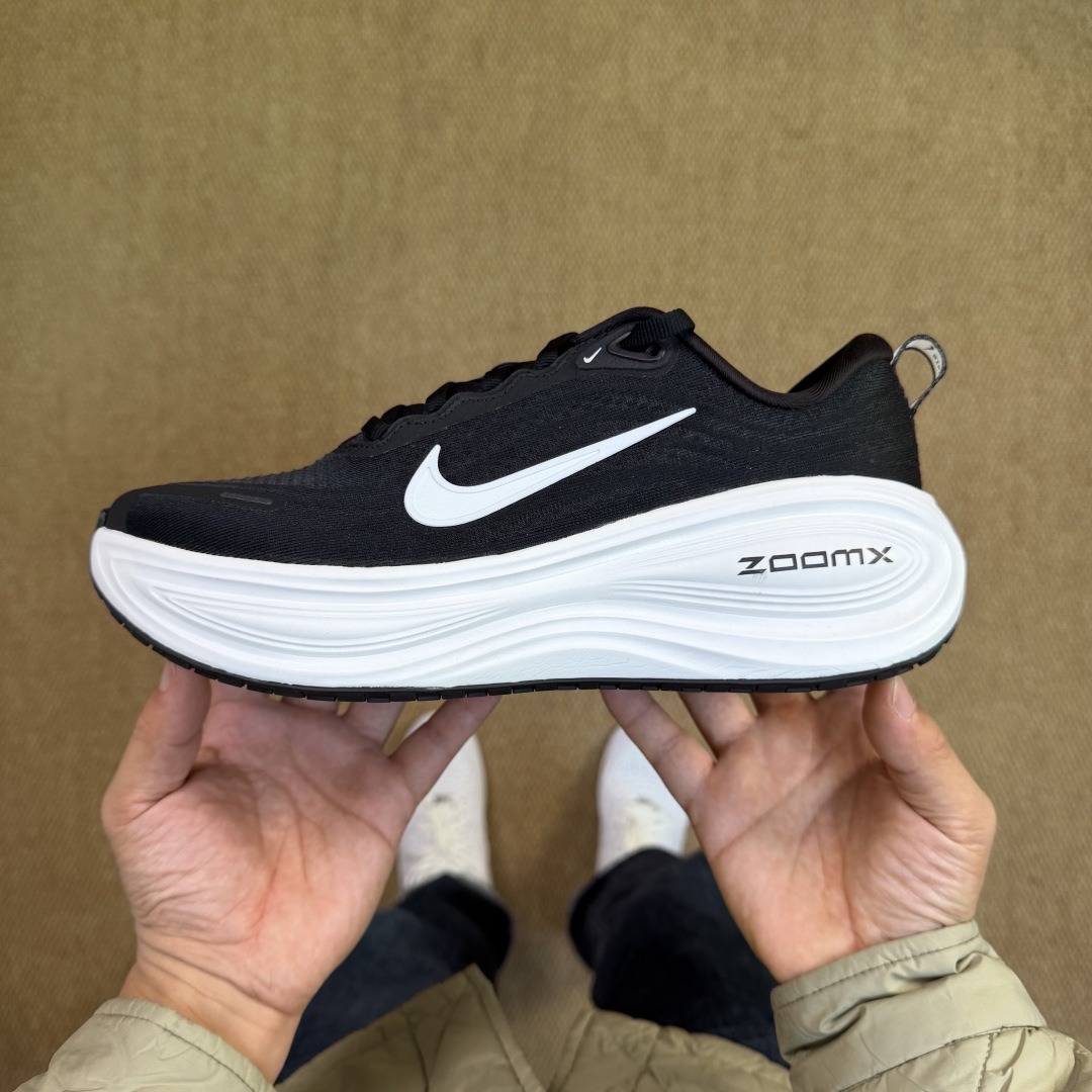 Nike Vomero Plus black and white IH3251-001