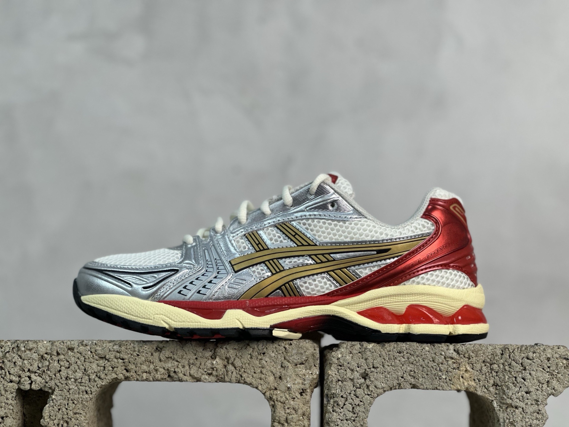 Asics Gel Kayano 14 Platinum Silver Red 1203A670-101