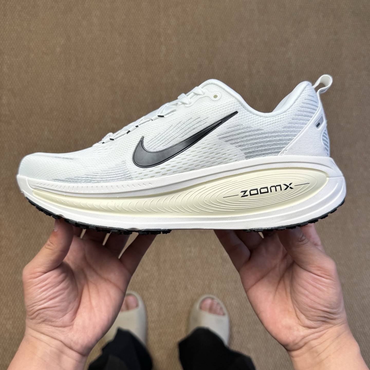 Nike Vomero 18 beige HM6803-101