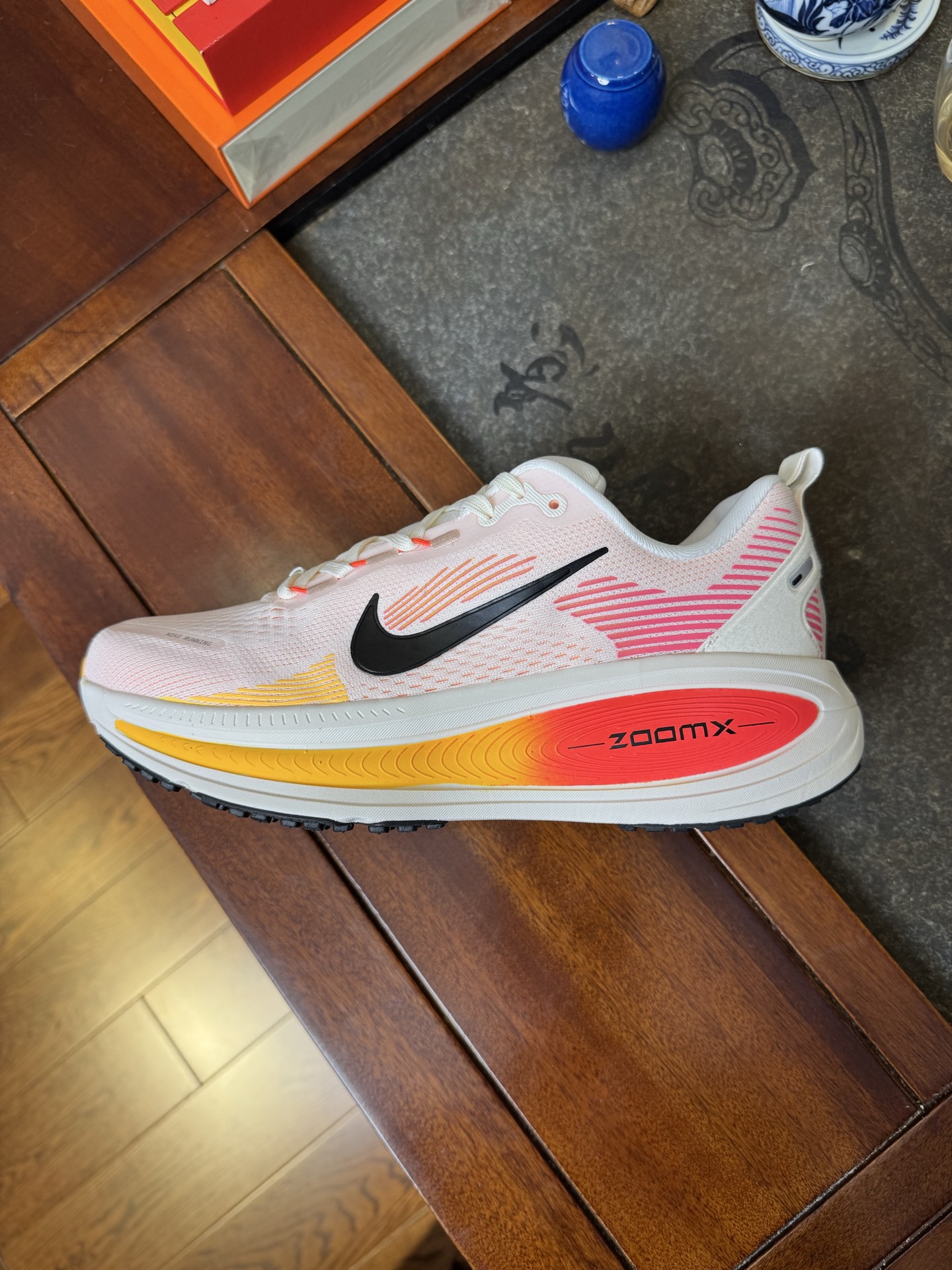 Nike Vomero 18 white Orange HM6804-100