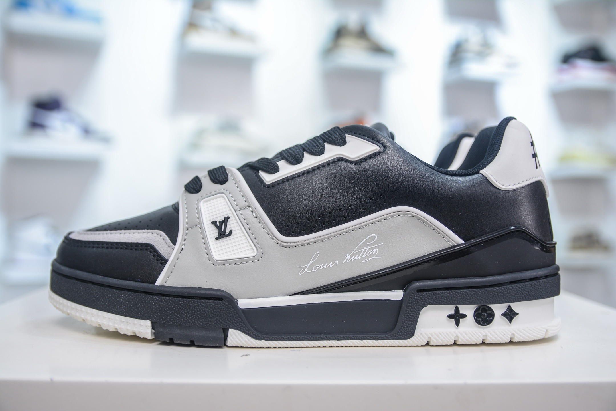 LOUIS VUITTON Traine black and gray 1AAHS2
