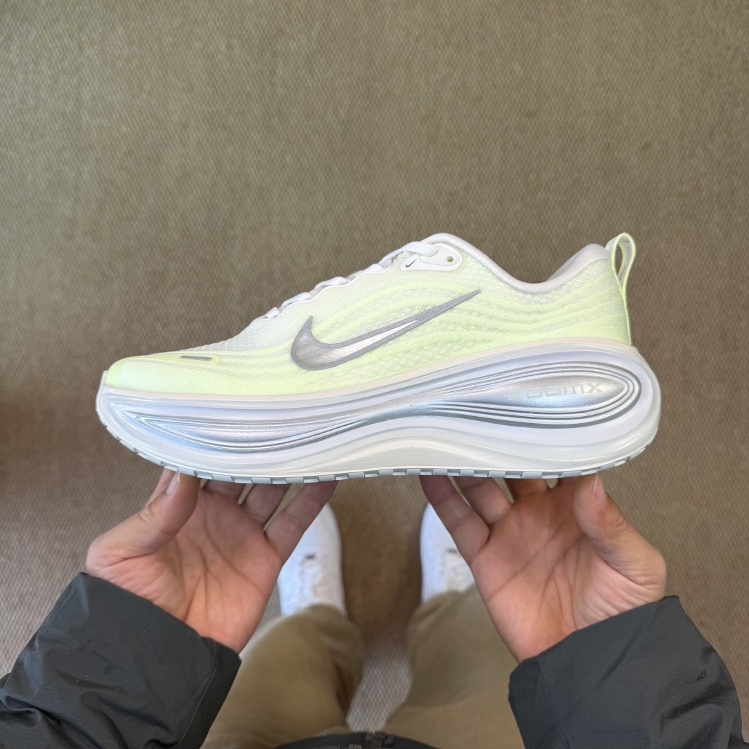 Nike Vomero Plus light yellow silver HV8150-103
