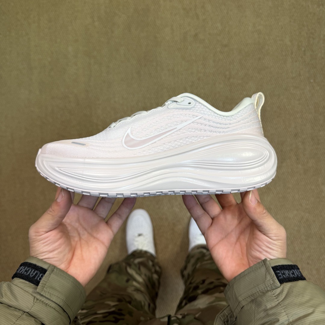 Nike Vomero Plus light pink HV8154-603